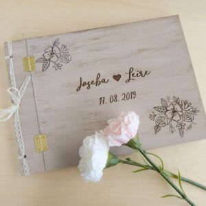 Libro de firmas boda realizado en madera de estilo romántico y personalizable de AroruaBodas