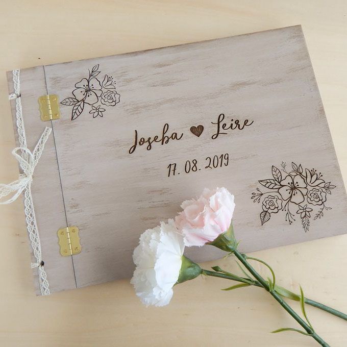 Libro de firmas boda realizado en madera de estilo romántico y personalizable de AroruaBodas