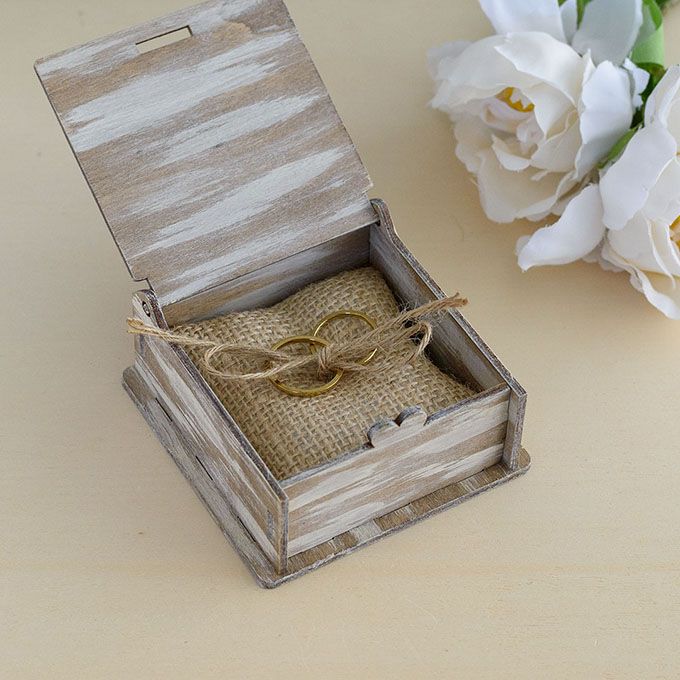 Interior caja porta alianzas de madera con cojín de arpillera para atar los anillos de AroruaBodas