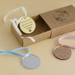 Medallas para el ramo de novia personalizas con frases en espejo oro, plata y oro rosa con cintas de terciopelo de AroruaBodas