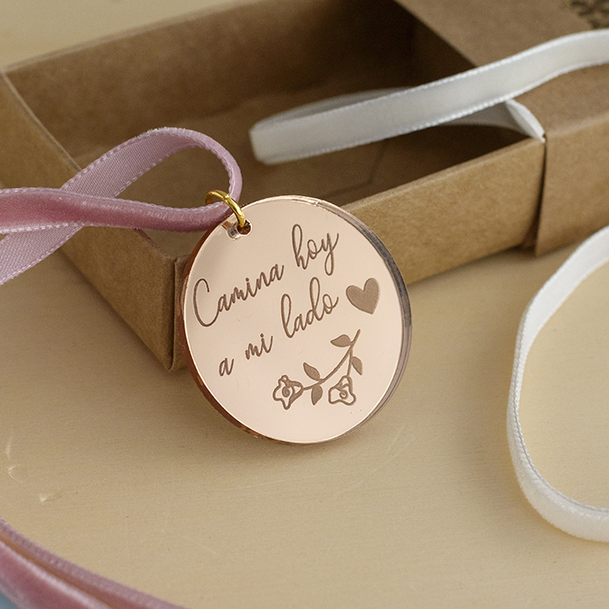 Medalla de metacrilato espejo grabada y personalizada para ramo de novia de Arorua Bodas