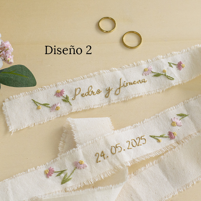 Lazo bordado a mano y personalizado con los nombres de los novios y la fecha de la boda para decorar ramo de AroruaBodas