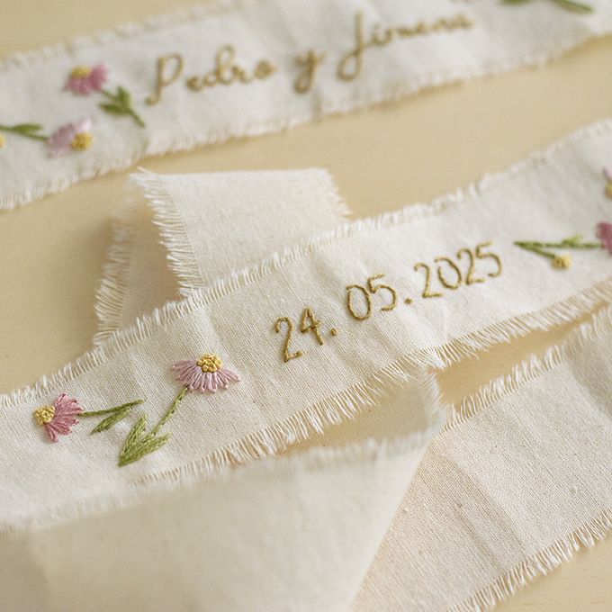 Detalle lazo ramo de novia personalizado bordado a mano | AroruaBodas