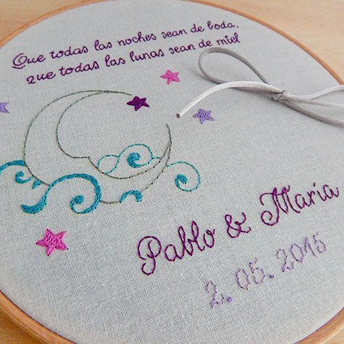Detalle porta alianzas bastidor bordado a mano Rayuela de AroruaBodas