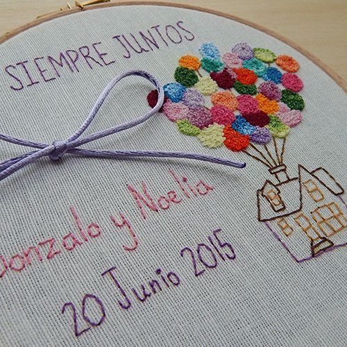 Porta alianzas bastidor bordado a mano con el diseño de la casa Up de AroruaBodas