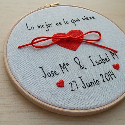 Porta alianzas bastidor con diseño de frase y corazón de AroruaBodas