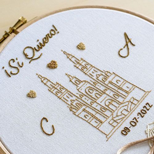 Detalle porta alianzas bastidor bordado a mano diseño Catedral de Santiago de AroruaBodas