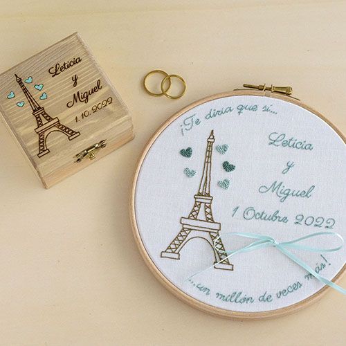 Conjunto de porta alianzas y caja de arras a juego diseño Torre Eiffel de AroruaBodas