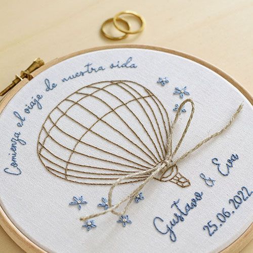 Detalle bastidor bordado a mano viaje en globo de AroruaBodas