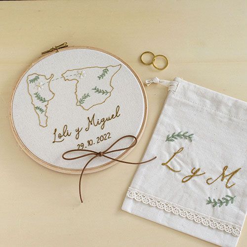 Conjunto de porta alianzas y bolsa de arras bordado a mano y personalizado de AroruaBodas