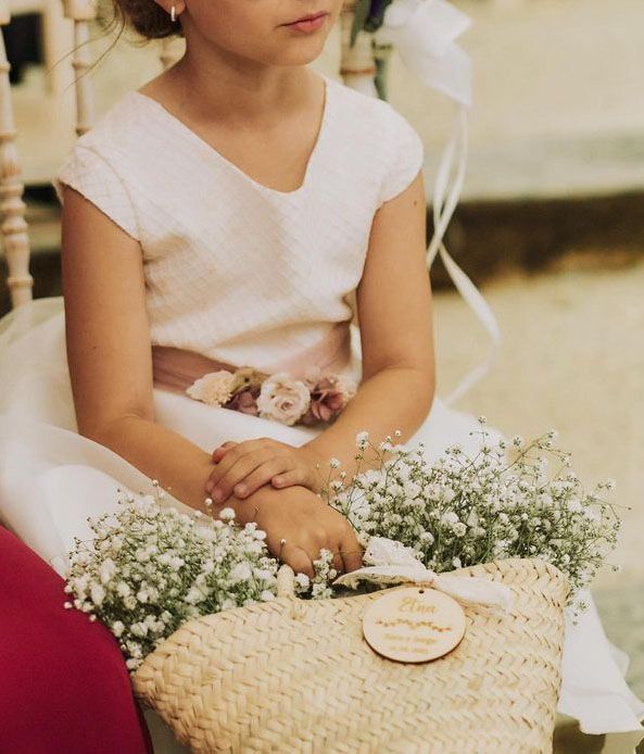 Niña de arras con cesta de flores diseñada por Arorua Bodas