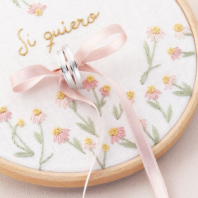 Detalle floral de porta alianzas bastidor bordado a mano