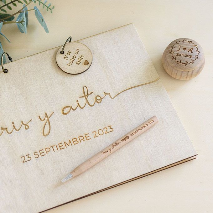 Conjunto de boda de madera personalizado con libro de firmas, bolígrafo a juego y cajita porta alianzas grabada de Arorua Bodas