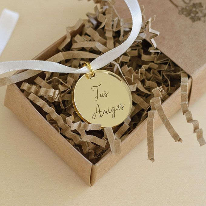 Medalla personalizada para el ramo de novia con su packaging - Arorua Bodas