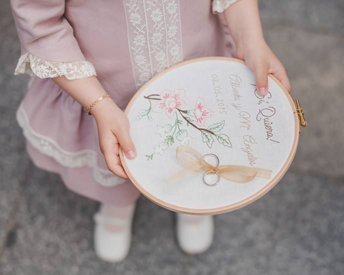 Niña de arras con porta alianzas bastidor personalizado bordado a mano de Arorua Bodas
