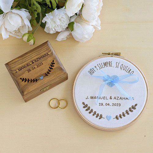 Conjunto de porta alianzas bastidor y caja de arras de madera modelo hoy y siempre de AroruaBodas