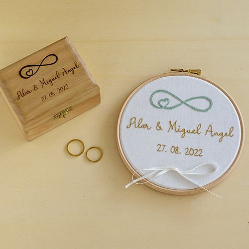 Conjunto de porta alianzas bastidor y caja de arras a juego modelo amor infinito de AroruaBodas
