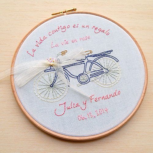 Porta alianzas bordado a mano modelo bicicleta de AroruaBodas