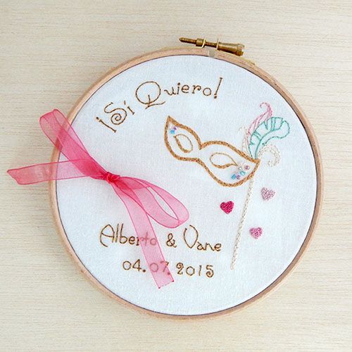 Porta alianzas bastidor con diseño de mascara de carnaval de AroruaBodas