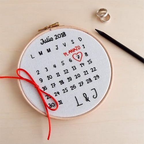 Porta alianzas bastidor bordado a mano modelo calendario AroruaBodas