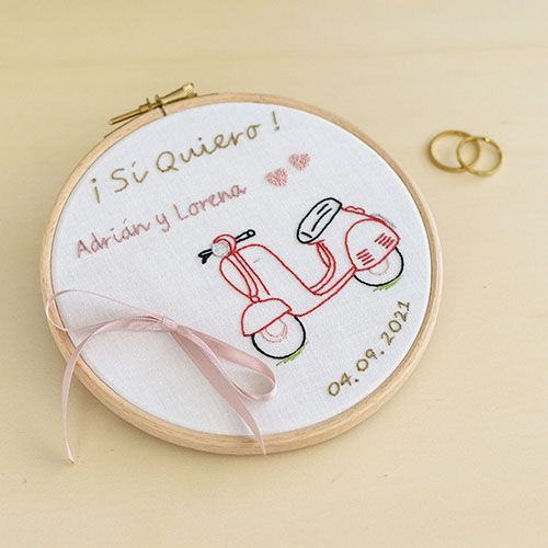 Bastidor porta alianzas bordado a mano con el dibujo de una vespa y los nombres de los novios de AroruaBodas