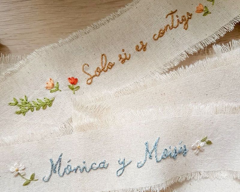 Cintas para el ramo de novia bordadas a mano y personalizadas de AroruaBodas