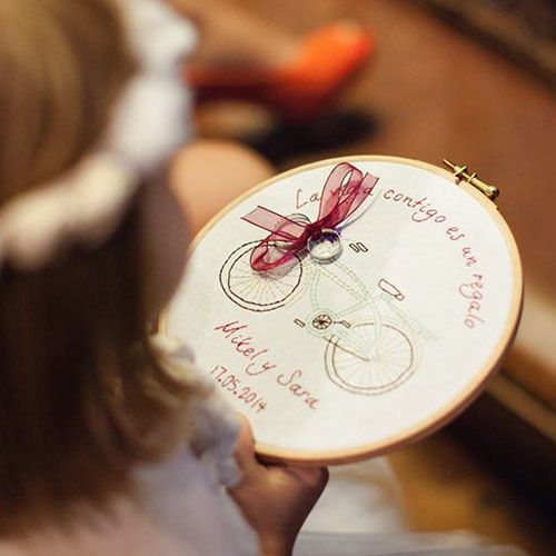 Niña de arras con porta alianzas bastidor bordado a mano diseño bicicleta de AroruaBodas