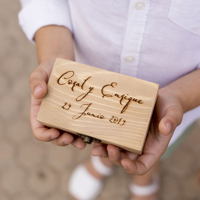 Niño de arras con caja personalizada de Arorua Bodas