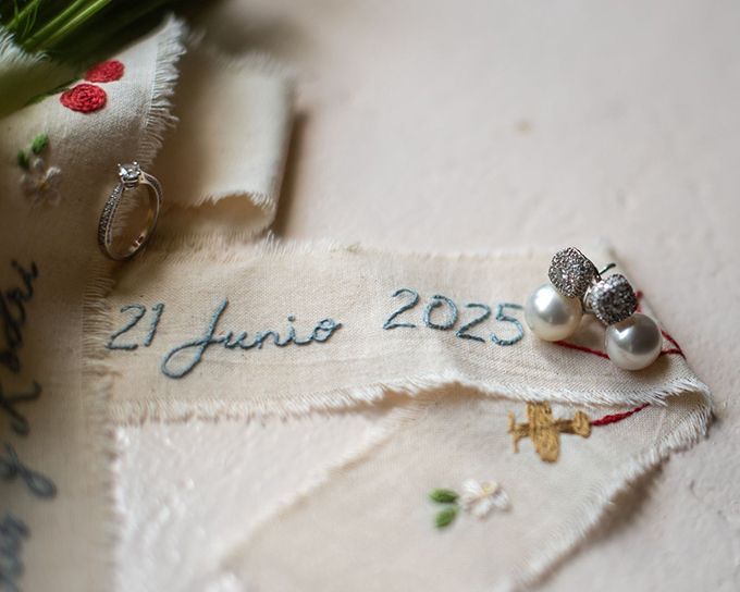 Detalle de bordado artesanal en cinta de ramo personalizada de Arorua Bodas