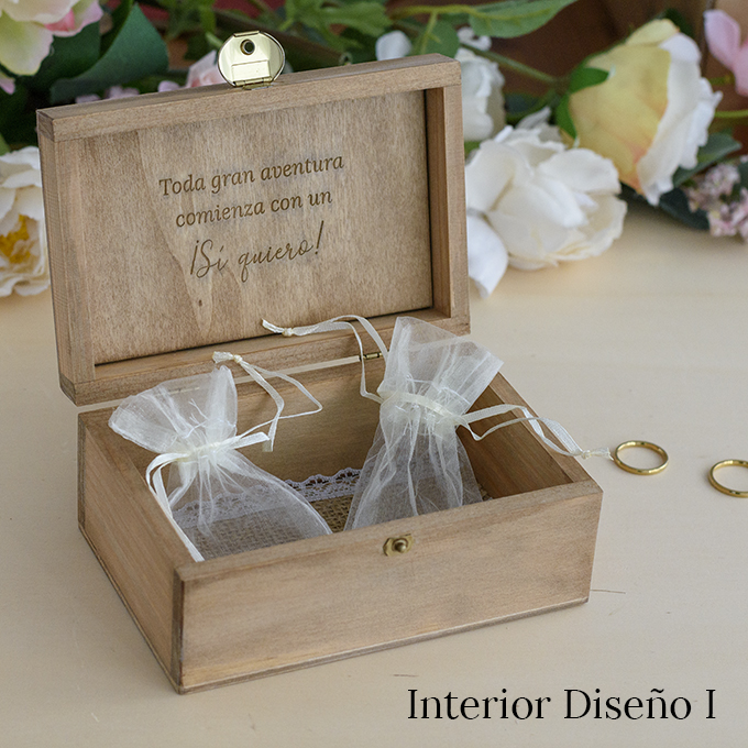 Interiro Caja porta arras y alianzas de madera color nogal Si Quiero de AroruaBodas