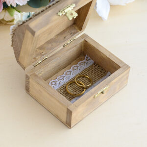 Caja cofre rustica flores interior Interior caja cofre rústica de madera porta alianzas boda decorada con flores de papel de Arorua Bodas