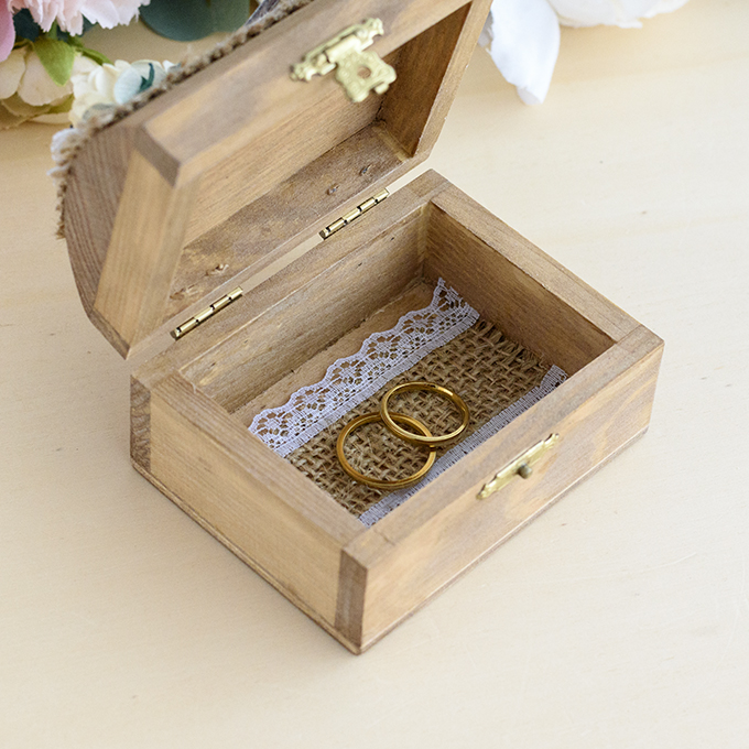 Interior caja cofre rústica de madera porta alianzas boda decorada con flores de papel de Arorua Bodas