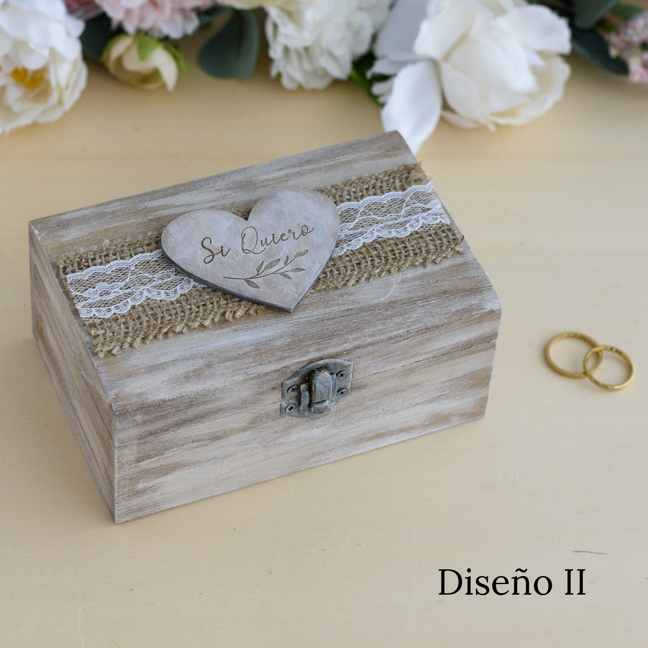 Caja porta alianzas y arras de madera acabado Shabby chic de AroruaBodas