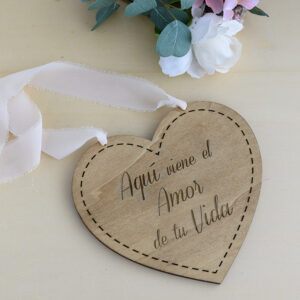 Cartel de madera para boda con forma de corazón y grabado con el texto "Aquí viene el Amor de Tu Vida" de Arorua Bodas
