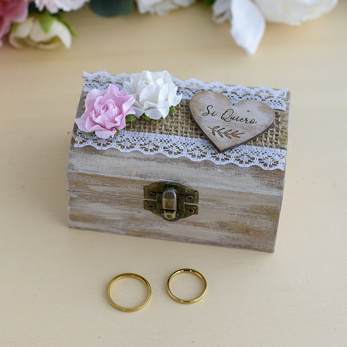Cofre porta anillos de acabado rustico vintage decorado con flores de papel y corazón de madera grabado con Sí Quiero de Arorua Bodas